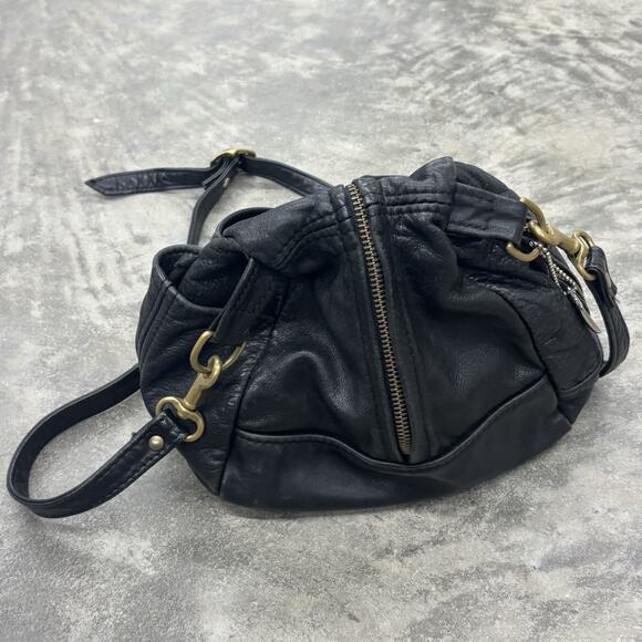 Victoria Leather Gumdrop Bag Black Leather Crossbody Adjustable Zip Charm Vtg - Picture 2 of 11